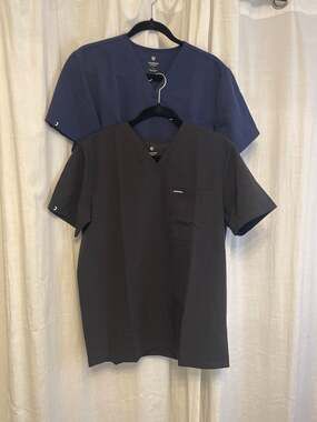 Holmes Everyday 1-Pocket mens Januu Scrub Top - Black  and Navy size Medium